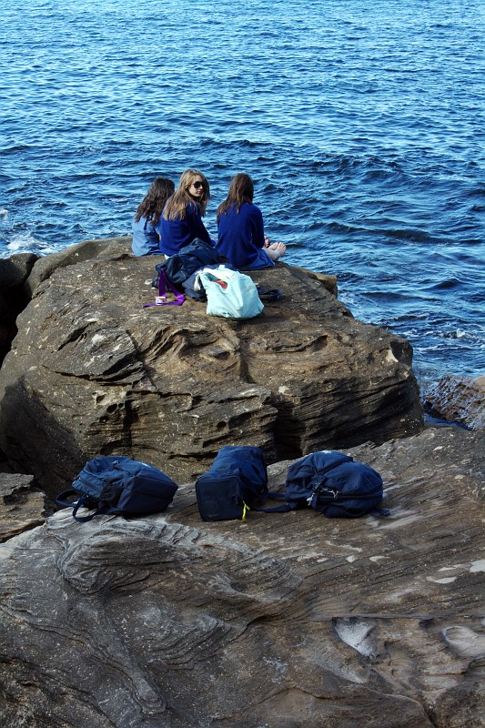 2009-11-06 22-06-19_5.jpg - Kunst an der Promenade in Manly (das Bild heiß "Zweimal 3XBlau")